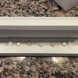 10k gold clover bracelet with pearl. Never worn